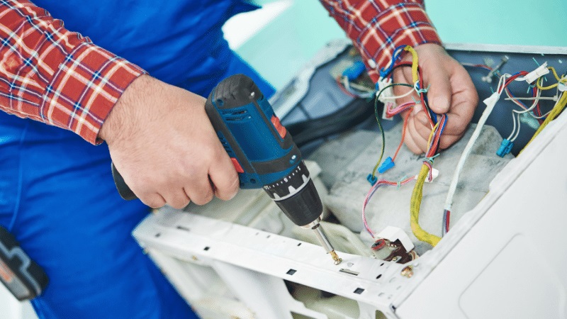 Ataşehir Ariston Ariston çamaşır makinesi kart tamiri – Su almama arızası orijinal parça ile giderildi. - Teknik servis örneği